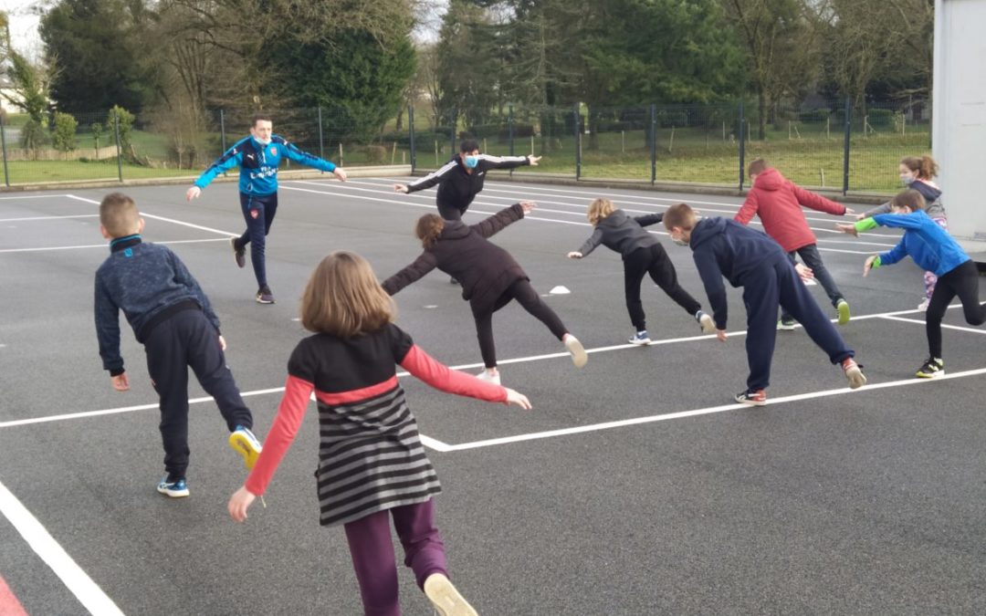 Le sport se fait dans la cour avec Gaëlle et Alban.