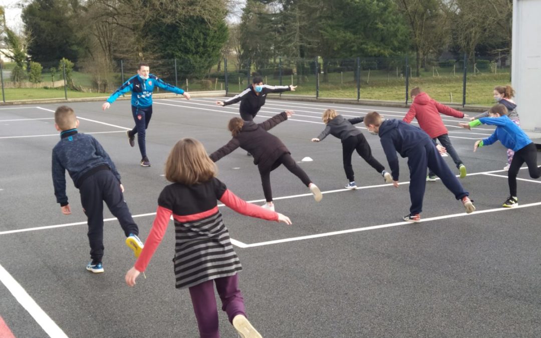 Le sport se fait dans la cour  avec Gaëlle et Alban.