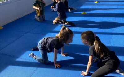 Les CE1-CE2 découvrent la lutte avec Alban.