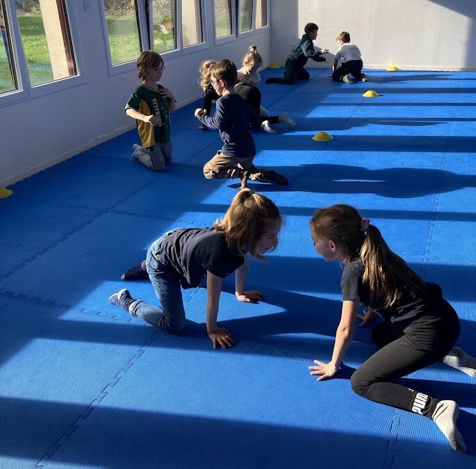 Les CE1-CE2 découvrent la lutte avec Alban.